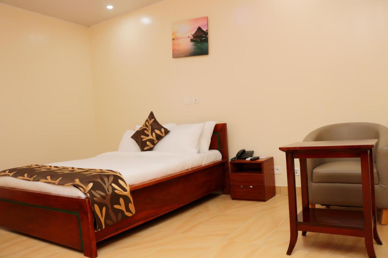 Hotel Laval Abidjan Extérieur photo